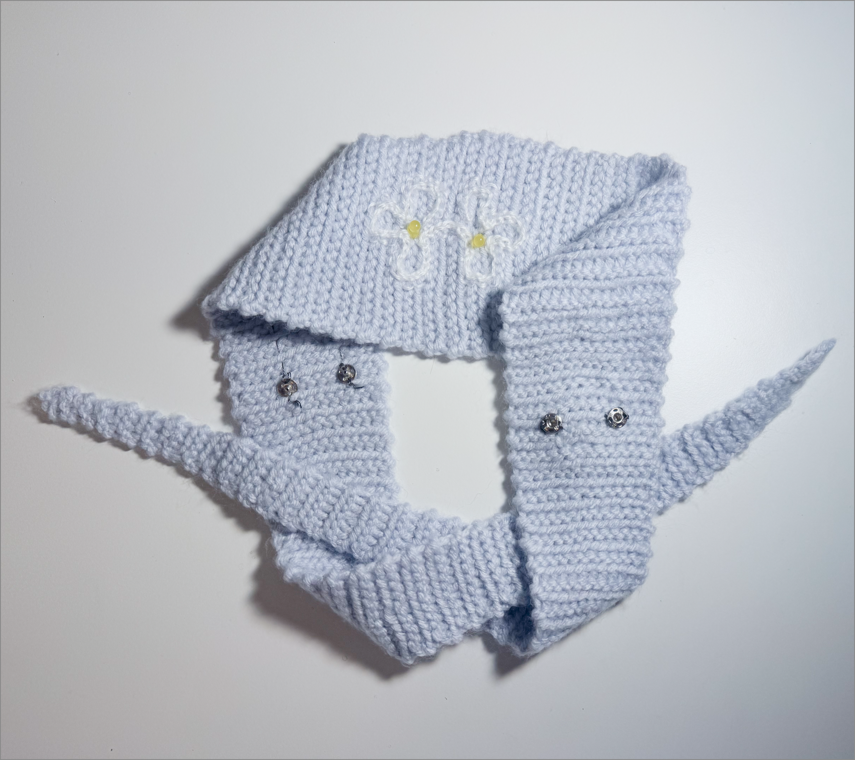 The light is triggered when the metal grommet is connected together, a flower pattern is added to soften the appearance of the lights, making them blend in more with the object.